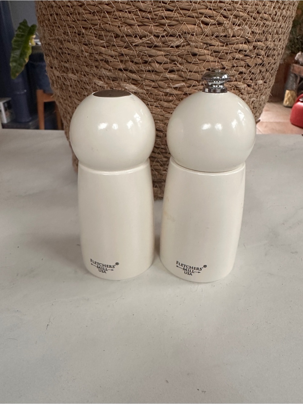 Fletchers Mill William Sonoma  White Snowman Salt & Pepper Shaker Set - Picture 4 of 6